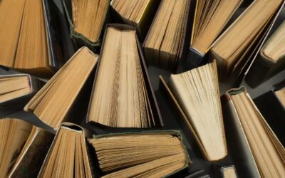 Thrillery psychologiczne vs kryminały proceduralne: co wybrać i od czego zacząć