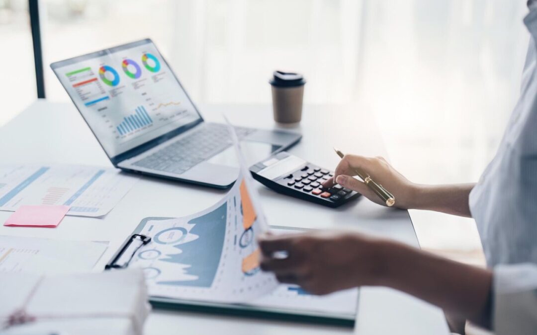 Jak wybrać studia online z finansów i rachunkowości dopasowane do swoich celów?