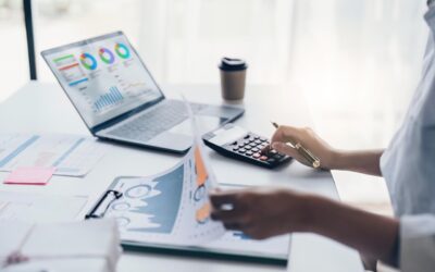Jak wybrać studia online z finansów i rachunkowości dopasowane do swoich celów?